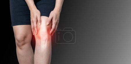 Téléchargez les photos : Arthrose du genou Douleurs articulaires arthrite et ligaments sur fond noir - en image libre de droit