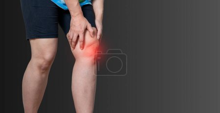 Téléchargez les photos : Arthrose du genou Douleurs articulaires arthrite et ligaments sur fond noir - en image libre de droit