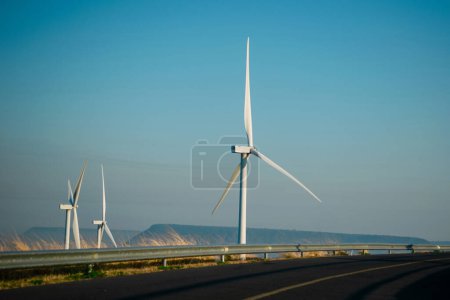 Téléchargez les photos : Les éoliennes produisent de l'électricité l'énergie propre. - en image libre de droit