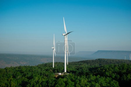 Foto de Las turbinas eólicas producen electricidad la energía limpia. - Imagen libre de derechos