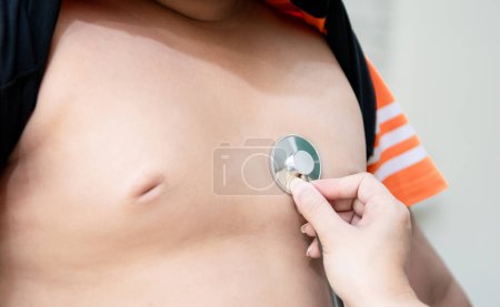 Téléchargez les photos : Stéthoscope concept de gros enfants avec ventre - en image libre de droit