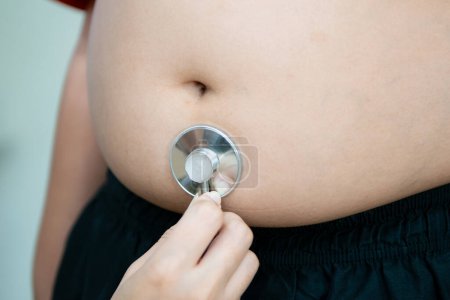 Téléchargez les photos : Stéthoscope concept de gros enfants avec ventre - en image libre de droit