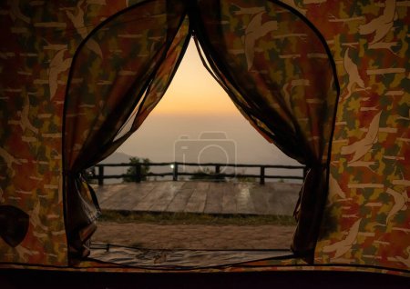 Téléchargez les photos : Voyager dans une tente sur la montagne - en image libre de droit