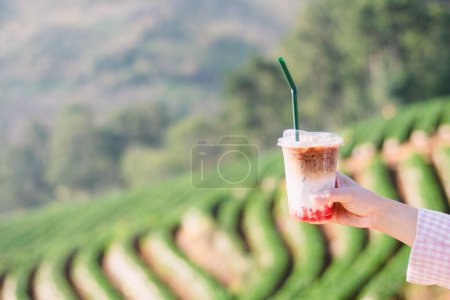 Téléchargez les photos : Tasse à café aux fraises fruits sur la montagne nature - en image libre de droit