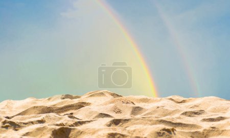 Téléchargez les photos : Mer plage de sable et ciel arc-en-ciel backgroun - en image libre de droit