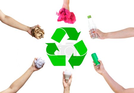 Téléchargez les photos : Le concept de recyclage des ordures sur fond blanc. - en image libre de droit