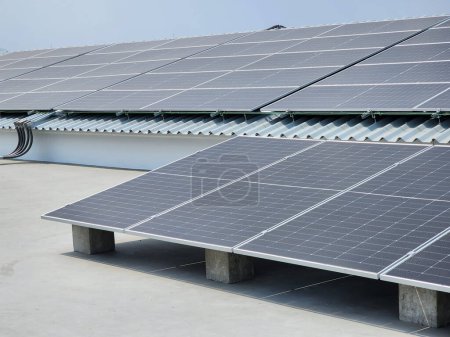 Saubere Energie aus Sonnenkollektoren mit viel Staub