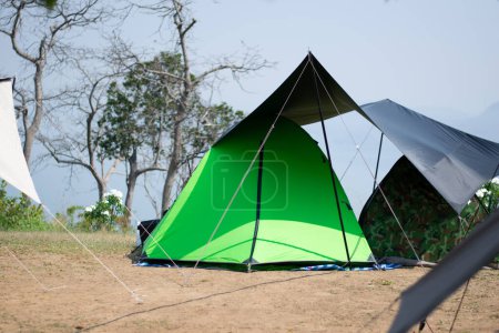Téléchargez les photos : Camping et tentes tourisme détente nature. - en image libre de droit