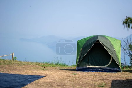 Téléchargez les photos : Camping et tentes tourisme détente nature. - en image libre de droit