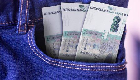 Foto de Manojo de billetes búlgaros de 100 lev en un bolsillo vaquero un concepto de gasto - Imagen libre de derechos