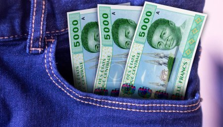 Manojo de billetes centroafricanos de 5000 CFA en un bolsillo vaquero un concepto de gasto