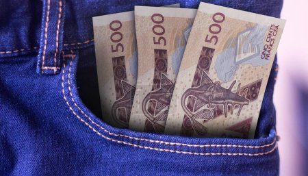 Téléchargez les photos : Billet de 500 CFA d'Afrique centrale dans une poche en jean un concept de dépenses - en image libre de droit