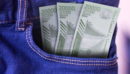 Téléchargez les photos : Bunch of Venezuela 20000 Mil Bolivares billets dans un jean poche un concept de dépenses - en image libre de droit