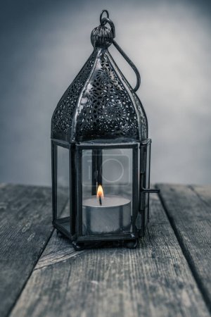 Téléchargez les photos : Lanterne vintage sur fond bois - en image libre de droit
