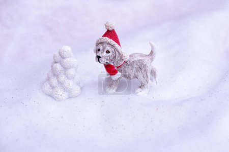 Téléchargez les photos : Jouet pour chien de Noël sur fond de neige - en image libre de droit
