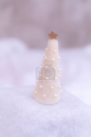 Foto de Decoración de Navidad sobre fondo de nieve, árbol de Navidad - Imagen libre de derechos