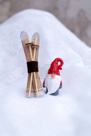 Foto de Santa con esquís en la nieve, pequeños elementos decorativos - Imagen libre de derechos