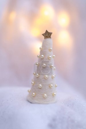 Foto de Decoración de Navidad sobre fondo de nieve, árbol de Navidad - Imagen libre de derechos
