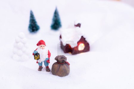 Téléchargez les photos : Petits éléments décoratifs Santa avec sac sur neige - en image libre de droit