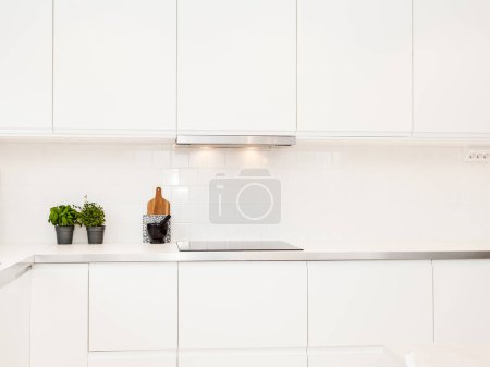 Foto de Moderna y elegante cocina blanca escandinava con encimera blanca - Imagen libre de derechos