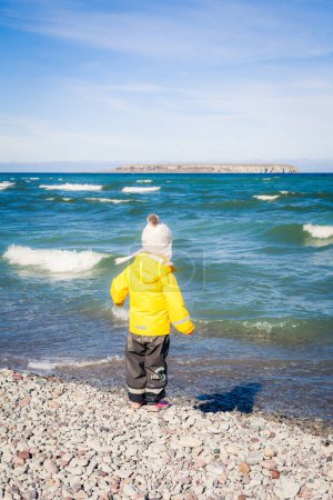 Téléchargez les photos : Enfant jouant sur la plage - en image libre de droit