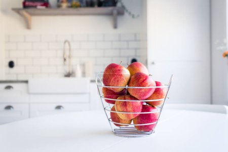 Foto de Manzanas rojas en el interior de la cocina tazón en el fondo - Imagen libre de derechos