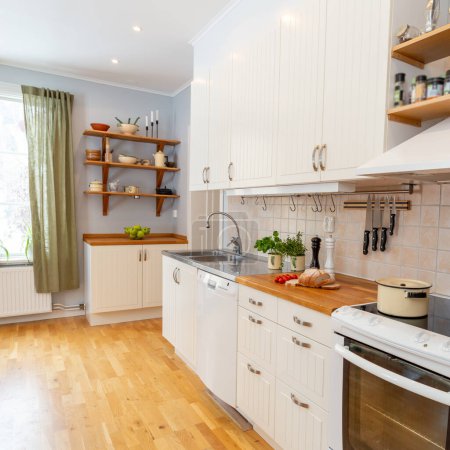 Téléchargez les photos : Pain et herbes sur le comptoir de cuisine cuisine plancher intérieur en bois - en image libre de droit