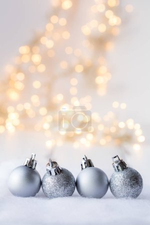 Foto de Fondo de Navidad con bolas de Navidad y decoraciones. - Imagen libre de derechos