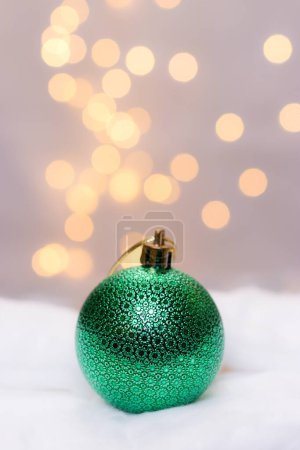Foto de Hermosa bola de Navidad sobre fondo blanco. - Imagen libre de derechos