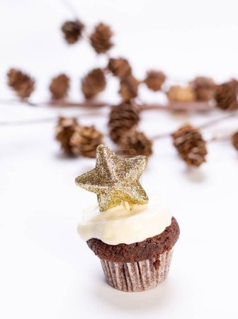 Foto de Un disparo vertical de una estrella en forma de cupcake de Navidad con una estrella en la parte superior - Imagen libre de derechos