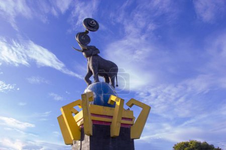 Foto de Elephant Weightlifting Monument. Pringsewu, Lampung es famoso por sus atletas internacionales de levantamiento de pesas. - Imagen libre de derechos
