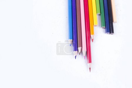 Téléchargez les photos : Vue du dessus, crayons de couleur isolés sur fond blanc. espace négatif. focus sélectif - en image libre de droit