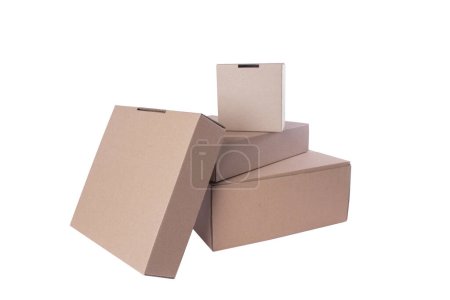 Foto de Pila de cajas de zapatos de cartón marrón con tapa para embalaje de regalo maqueta aislada sobre fondo blanco con ruta de recorte. - Imagen libre de derechos