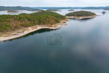 Téléchargez les photos : Vue aérienne du paysage d'eau du lac Broken Bow et des îles avec forêt sur la rive, Oklahoma, États-Unis. Paysage d'automne du littoral. - en image libre de droit