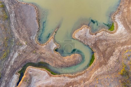 Foto de Drone vista superior del pantano. Paisaje pantanoso. Vista de un pantano desde la altura. Fotografía aérea. - Imagen libre de derechos