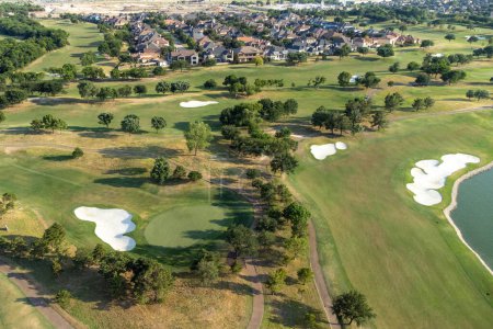 Téléchargez les photos : Vue aérienne des villas de luxe situées autour de la zone verte et de l'aire de jeux de golf en été. - en image libre de droit