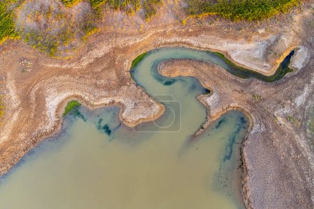Foto de Drone vista superior del pantano. Paisaje pantanoso. Vista de un pantano desde la altura. Fotografía aérea. - Imagen libre de derechos