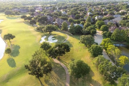 Foto de Aerial top view of a green park with lake. Beautiful nature shooting from the sky, lots of plants and trees, beautiful green golf course. - Imagen libre de derechos