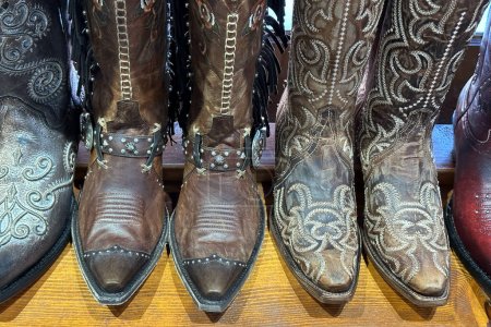Téléchargez les photos : Gros plan de rangée de bottes de cow-boy vêtements occidentaux rétro chaussures en cuir élégant. - en image libre de droit
