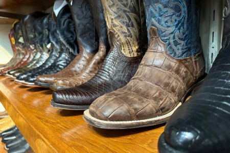 Téléchargez les photos : Gros plan de rangée de bottes de cow-boy vêtements occidentaux rétro chaussures en cuir élégant. - en image libre de droit