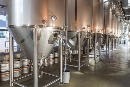 Fábrica de cerveza moderna, fila de tanques de acero para la fermentación y maduración de la cerveza.