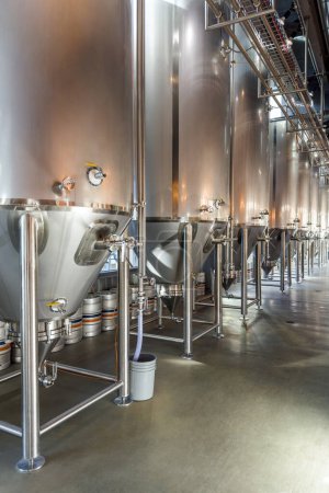 Foto de Barril de fermentación metálica, equipo en taller de elaboración de cerveza b? er. - Imagen libre de derechos
