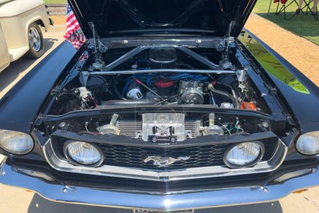 Foto de Little Elm, Texas - 11 de junio de 2023: Exposición de automóviles Ford Mustang motor, automóvil en color negro. - Imagen libre de derechos