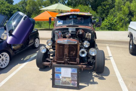 Foto de Little Elm, Texas - 11 de junio de 2023: Old metallic Chevrolet street rod in parking lot, classic car show. - Imagen libre de derechos
