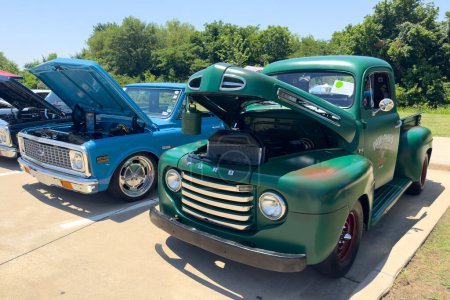 Foto de Little Elm, Texas - 11 de junio de 2023: Automóviles antiguos Ford Chevrolet se muestra a la gente durante el espectáculo automático. - Imagen libre de derechos