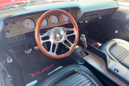 Foto de Little Elm, Texas - 11 de junio de 2023: Vista interior de un Plymouth Hemi Cuda Hardtop Coupe de 1970 en la feria de autos local. - Imagen libre de derechos