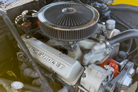 Téléchargez les photos : Little Elm, Texas - 11 juin 2023 : Chevrolet lowrider stationné avec capot ouvert, moteur. - en image libre de droit
