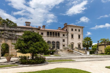Foto de Miami, Florida - 25 de agosto de 2023: Museo y Jardines de Vizcaya, palacio, monumento arquitectónico del Renacimiento. - Imagen libre de derechos