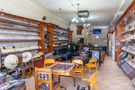 Foto de Miami, Florida - 25 de agosto de 2023: Tienda de puros cubanos a lo largo de la Calle Ocho en Little Havana Miami. - Imagen libre de derechos