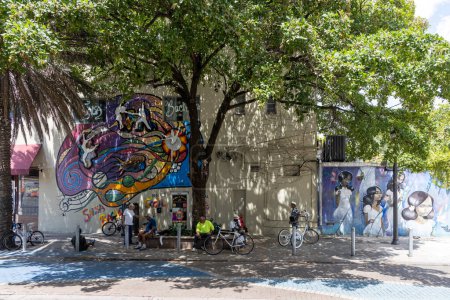 Téléchargez les photos : Miami, Floride - 25 août 2023 : Little Havana street art painting on wall of dance studio. - en image libre de droit
